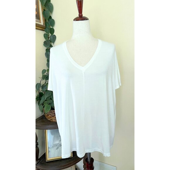 Double Zero White V-neck T-Shirt with Center Seam Detail sz M NEW - Picture 1 of 8